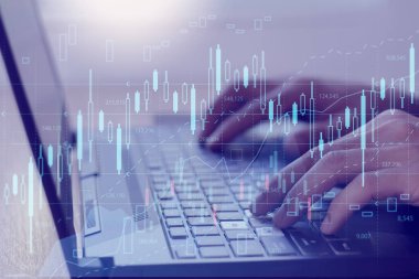 Dijital finansal grafikleri, şamdanı, dizüstü bilgisayarda insan eli yazımı olan borsa ve piyasa konsepti  