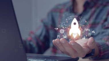 İş adamının roket ikonu fırlatması şeffaf yeni başlayan ve başarılı bir iş kurma kavramı. ve iş dünyasındaki bağlantıları