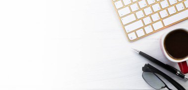 blog ve bilgi web sitesi konsepti, kış arkaplanı klavye, defter, saat, cep telefonu ve beyaz ahşap arka planda kahve ile çalışma.