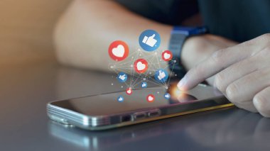 Kafede akıllı telefon kullanan genç adam, sosyal medya kavramı