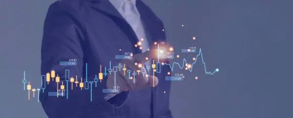 Planlama ve strateji, borsa büyümesi, işadamı veya tüccar elleri büyüyen sanal stokları gösteren dokunuşlar, yatırım ticareti