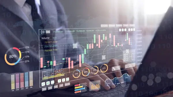 İş adamları mali verileri, ön hazırlık ticaret grafiklerini, borsa yatırımlarını, iş finans ve yatırım fikirlerini analiz ederler..