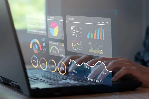 KPI 'ler ve finansal veritabanına bağlı metrik ile iş analitik verileri ve veri yönetim sistemini gösteren bir dizüstü bilgisayar üzerinde çalışan analist.