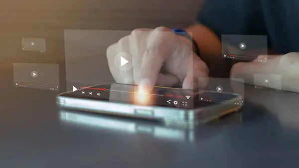 Cep telefonu kullanan bir işadamı internet konsepti üzerine canlı yayın yapan bir canlı yayın penceresi izliyor.