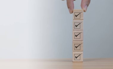 Belge onayı, anket, değerlendirme, kalite kontrolü veya QC ve çevrimiçi anket geliştirme için gereken tahta küplerin işaretleri kontrol edildi.