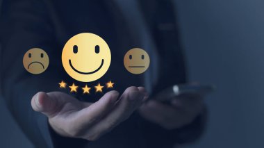 Memnun konsepti ve müşteri hizmetleri olumlu değerlendirmeleri veya gülen yüz simgesi gösteren geri bildirim eli kaliteli değerlendirme önerilerini iyi hizmet almaktan en büyük memnuniyeti göster