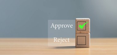 Tahta basketbol toplarına dokümanları onaylamak ve fikir üretmek için doğru notları yaz veya işaretle