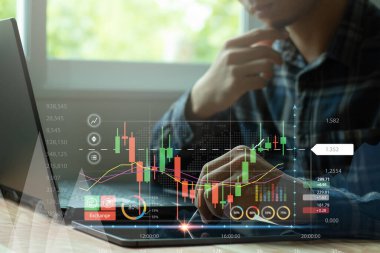 İş adamları finansal veri alışverişi grafiklerini analiz ediyor. Yatırım fikirleri borsaya ve dijital varlıklara yatırım yapan karşılıklı fonlar