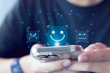 Müşteriler servis kullandıktan sonra müşteri memnuniyeti ve müşteri değerlendirmesi için gülen yüz simgeleri seçmek için akıllı telefonlarını kullanırlar.