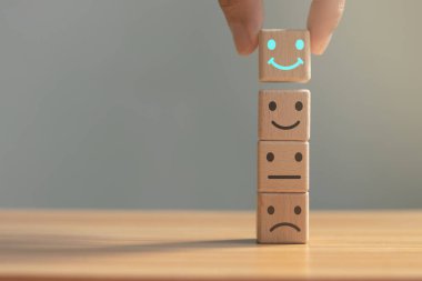 Masadaki mutlu gülen surat sembolü. Beğeni. Artan skor. Fotokopi alanı ile müşteri deneyimi, memnuniyet ve en iyi hizmet derecelendirme kavramı.