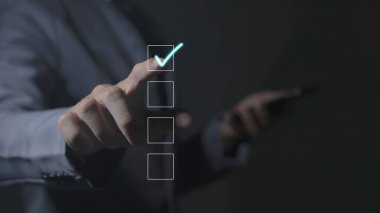 İşadamı kontrol işaretli kontrol işareti, çevrimiçi kontrol listesi anketi, dijital form kontrol listesi, çevrimiçi anket