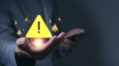 Hata bildirimi ve bakım kavramı için üçgen uyarı sembolü gösteren geliştirici.