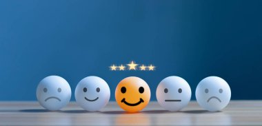 Masadaki mutlu gülen surat sembolü. Beğeni. Artan skor. Fotokopi alanı ile müşteri deneyimi, memnuniyet ve en iyi hizmet derecelendirme kavramı.