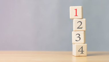 Herhangi bir etkinliğin yönetim konsepti görevlerin önceliğini belirler Yapılacak işleri düzenleyin. 1, 2, 3 ve 4 numaralı tahtadan küpler.