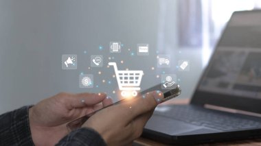 Çevrimiçi alışveriş arabası simgesi ve ekommerce konsepti olan akıllı telefon kullanımı