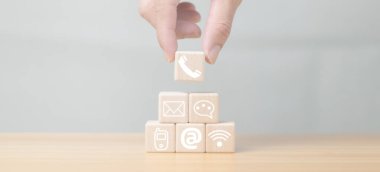 Web sitesi Sayfası İletişim bizimle ya da e-posta pazarlama fikirleriyle Müşteri Destek Hattı Bağlantı bizimle Tahta kübik insanları e-posta, telefon, adres, sohbet mesajı simgesi ile bağlıyor