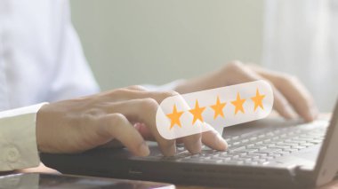 Geribildirim değerlendirmesi için beş yıldızlı dizüstü bilgisayar kullanarak erkek eli kapat müşteri hizmetleri deneyimi ve iş memnuniyeti anketleri