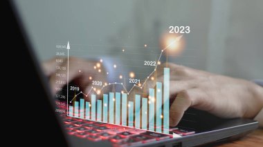 Çizelgeleri, iş yatırımları ve finansal büyüme ve başarı kavramları olan dizüstü bilgisayar ya da bilgisayar. 2023 borsa fonlarının stratejisini planlamak için yatırımcı verilerinin analizi.