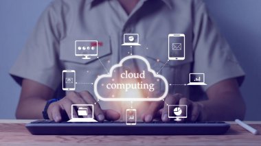 Klavye kullanan adam, bulut hesaplama, çevrimiçi bulut depolama kavramı