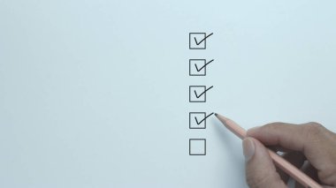 İş adamı, belge kalite kontrol listesi ve iş onayı proje konsepti için onay kutusunda doğru iz bırakıyor