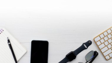 blog ve bilgi web sitesi konsepti, kış arkaplanı klavye, defter, saat, cep telefonu ve beyaz ahşap arka planda kahve ile çalışma.