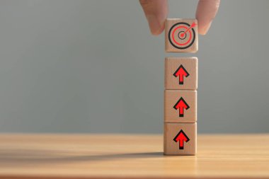 Hedef kavramı, hedef tahtası, sanal hedef tahtası ve tahta küplere basılmış yükselen ok ekranı. iş başarısı için hedefler belirle