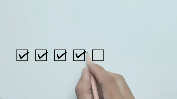 İş adamı, belge kalite kontrol listesi ve iş onayı proje konsepti için onay kutusunda doğru iz bırakıyor
