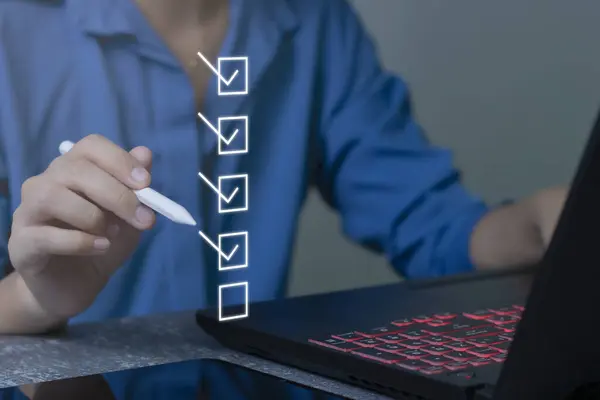 Bilgisayarı kullanan işadamı çevrimiçi kontrol listesi anketi yapıyor Dijital form kontrol listesi, iş performansı kontrol listesi fikirleri doldurun