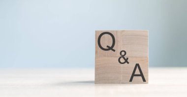 Tahta bloklarla Soru-Cevap 'ın elini tutmak. Cevaplar, sorular, bilgi, iletişim ve beyin fırtınası. Sık sık sorulan sorular.