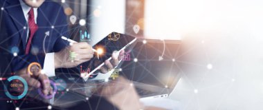 Dijital diyagram internet ağı teknolojisi konsepti ve finansal grafiği ile ofiste dizüstü bilgisayar üzerinde çalışan iş ekibi