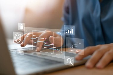 Gantt grafik simgelerine sahip proje yönetimi, bilgisayar ve gantt planlaması üzerine çalışan proje yöneticisi önemli olayları takip edin ve çalışma sürecini güncelleyin. Zamanlama.