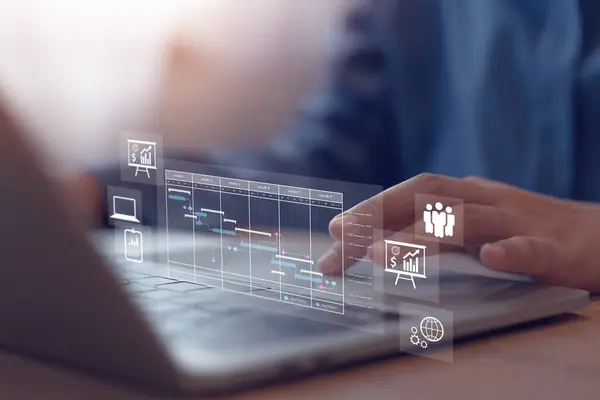 Gantt grafik simgelerine sahip proje yönetimi, bilgisayar ve gantt planlaması üzerine çalışan proje yöneticisi önemli olayları takip edin ve çalışma sürecini güncelleyin. Zamanlama.