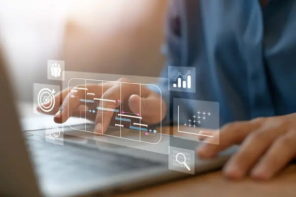 Gantt grafik simgelerine sahip proje yönetimi, bilgisayar ve gantt planlaması üzerine çalışan proje yöneticisi önemli olayları takip edin ve çalışma sürecini güncelleyin. Zamanlama.