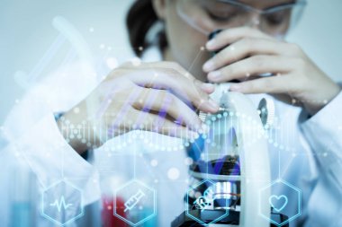 Bilim adamları mikroskop altında örneklere bakıyorlar. Bu resim bir bilim laboratuvarı ve bilgisayar ekranının bir kombinasyonu. Kadın bornoz giyiyordu. Bilimsel keşif ve keşif.