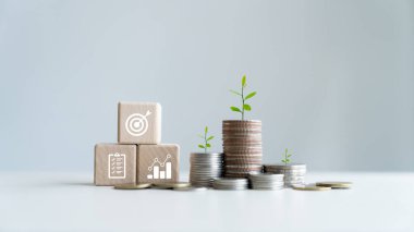 Büyüme paraları yığını Para, bütçe, vergi, yatırım, finans, tasarruf ve Yeni Yıl 'ın emeklilik fikirleri için yıllık mali plan.