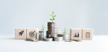 Büyüme paraları yığını Para, bütçe, vergi, yatırım, finans, tasarruf ve Yeni Yıl 'ın emeklilik fikirleri için yıllık mali plan.