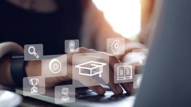 Eðitim konsepti e-öğrenme çevrimiçi öğrenim Dijital ekranda online derslere katýlan kiþi. Eðitim İnternet Teknolojisi.