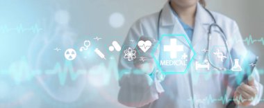 Tıp doktoru elleri modern bilgisayar arayüzü ile çalışıyor