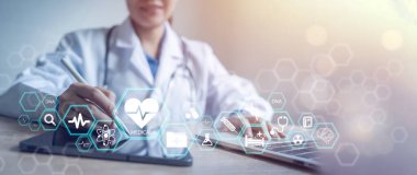 Tıp doktoru elleri modern bilgisayar arayüzü ile çalışıyor