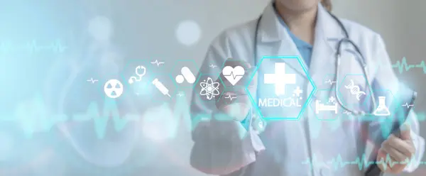 Tıp doktoru elleri modern bilgisayar arayüzü ile çalışıyor