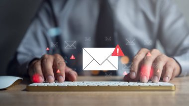 Spam SMS dolandırıcı konseptinden sahte sahte sahte sahte sahte mesaj. Kırmızı alarm sistemi, e- posta hackleme.
