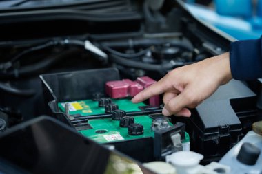 Arabanın aküsünü gösteren el pili yeşil ve üzerinde çıkartma var..