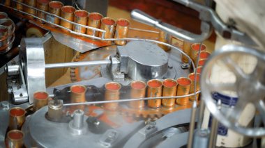 Makine çok sayıda kırmızı sıvı içeren konserve gıda ürünleri üretiyor..