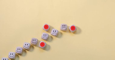 Yüzleri dağılmış bloklar, talihsizler sırayı terk ediyor. Düşen popülerlik