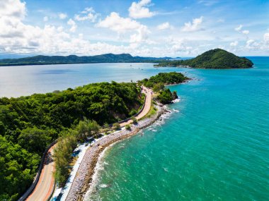 Yüksek açılı bir orman manzarası ve Tayland 'ın Chanthaburi eyaletinde güzel bir kıyı şeridi..