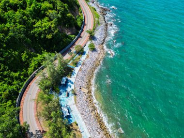 Yüksek açılı bir orman manzarası ve Tayland 'ın Chanthaburi eyaletinde güzel bir kıyı şeridi..