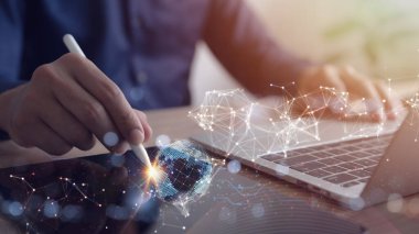 Dijital teknoloji geliştirme, dijital teknoloji, internet bağlantısı, büyük veri, dijital pazarlama, modern bilgisayar kullanan adam, internette sörf yapan