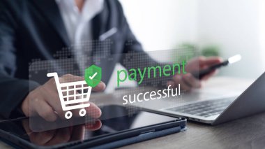 Dijital alışveriş arabası ve küresel e-ticaret simgeleriyle akıllı telefon kullanarak evde güvenli cep telefonu ödemesi kavramı.