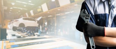 İngiliz anahtarlı tamirci, araba bakımı konsepti ve oto tamirhanesinde veya garajda servis ve yer kopyalama.