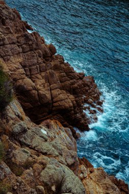 Elba adasında kayalık bir kayanın güzel bir görüntüsü.